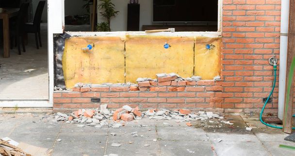 Quebrar uma parede de tijolos Remodelar uma casa
 - Foto, Imagem