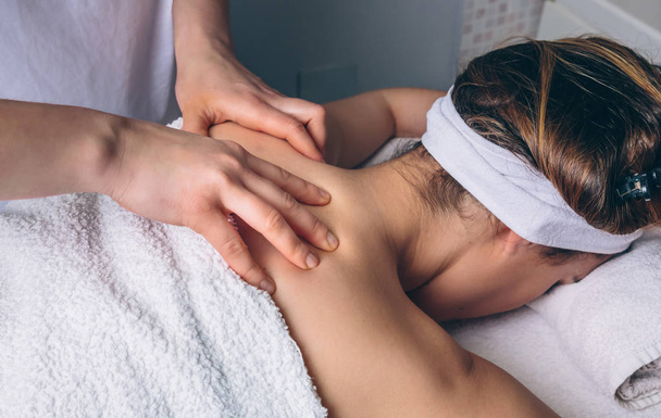 Kobieta, odbieranie, relaksacyjny masaż pleców na centrum kliniczne - Zdjęcie, obraz