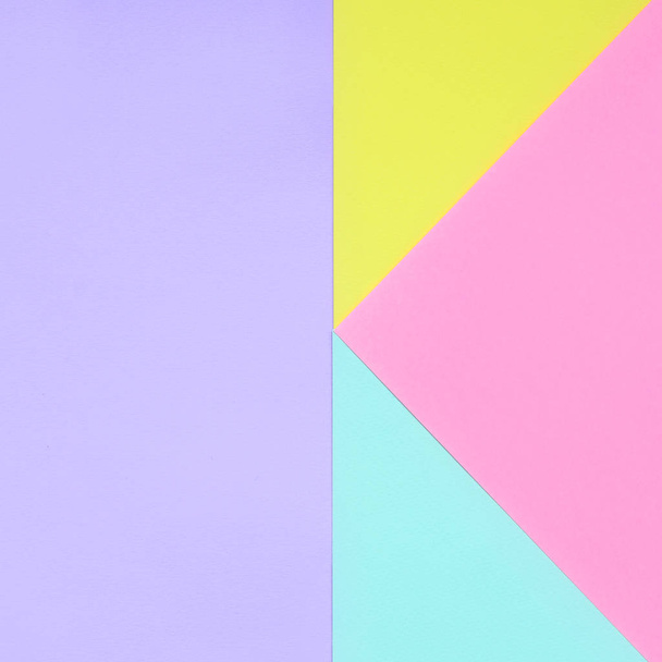 Текстура фону модних пастельних кольорів. Рожеві, фіолетові, жовті та сині геометричні папери. мінімальна абстрактність
. - Фото, зображення