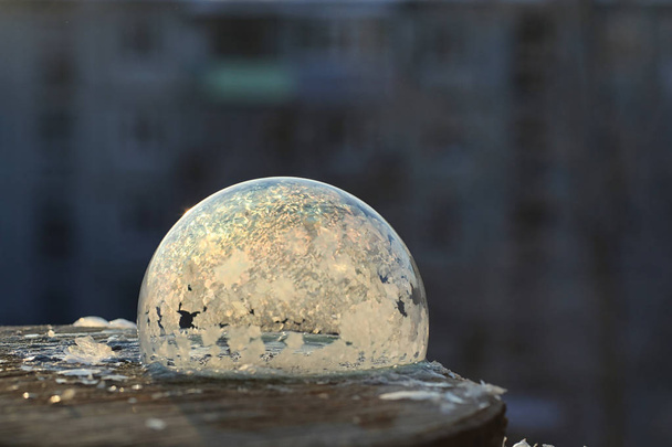 Les bulles de savon gèlent dans le froid. L'eau savonneuse d'hiver gèle en t - Photo, image