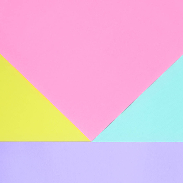 Texture sfondo di colori pastello moda. Carte geometriche rosa, viola, gialle e blu. astratto minimo
. - Foto, immagini