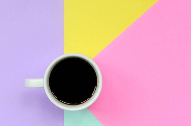 Pieni valkoinen kahvikuppi tekstuuri taustalla muoti pastelli sininen, keltainen, violetti ja vaaleanpunainen väri paperi minimaalinen käsite
. - Valokuva, kuva