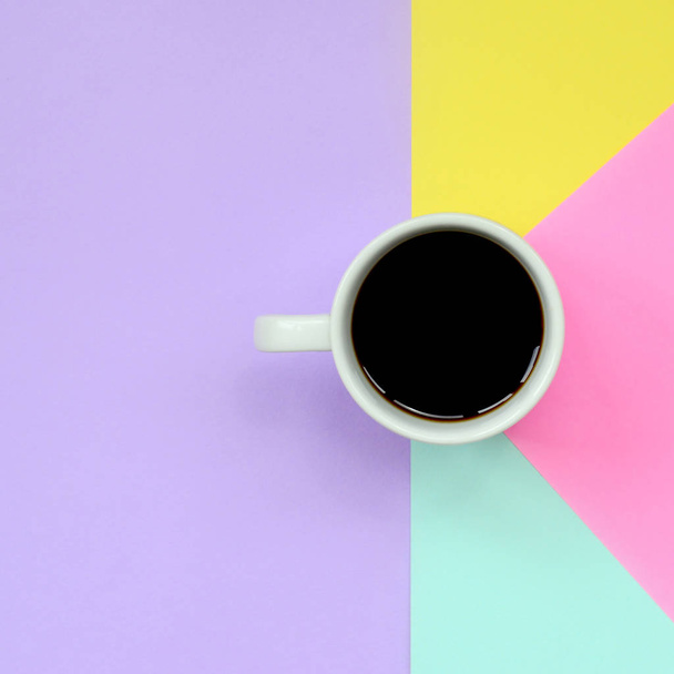 Malé bílé kávy šálek na texturu pozadí módní pastelově modré, žluté, fialové a růžové barvy papíru v minimální koncept. - Fotografie, Obrázek
