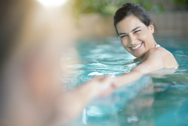 happy Brunette woman in spa pool - Foto, Bild