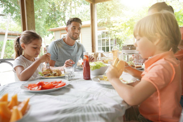 Família de férias almoçando ao ar livre
 - Foto, Imagem