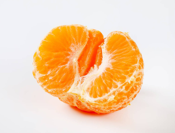 felére hámozott mandarin fehér háttér - Fotó, kép