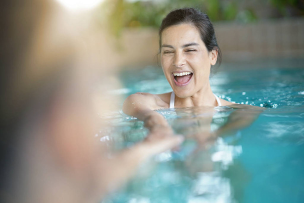 happy Brunette woman in spa pool - Valokuva, kuva