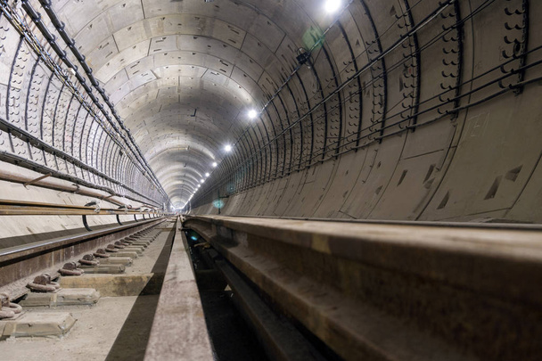 κάτω από την κατασκευή του υπόγειου τούνελ από σωλήνες οπλισμένου σκυροδέματος. - Φωτογραφία, εικόνα