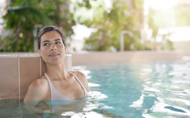 Attractive brunette woman relaxing in spa pool - Fotografie, Obrázek