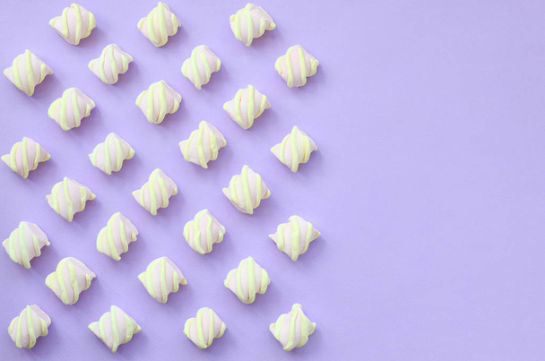 Πολύχρωμο marshmallow ορίζονται σε μοβ φόντο. παστέλ δημιουργική υφές με αντίγραφο χώρο. ελάχιστη. - Φωτογραφία, εικόνα