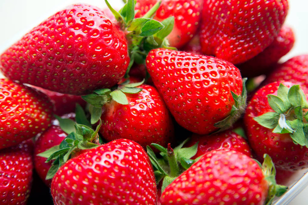 Makroaufnahme einer reifen roten großen Erdbeere mit geringer Schärfentiefe - Foto, Bild