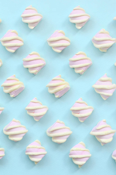 Πολύχρωμο marshmallow που ορίζονται σε φόντο μπλε χαρτί. παστέλ δημιουργική ανάγλυφο μοτίβο. ελάχιστη. - Φωτογραφία, εικόνα