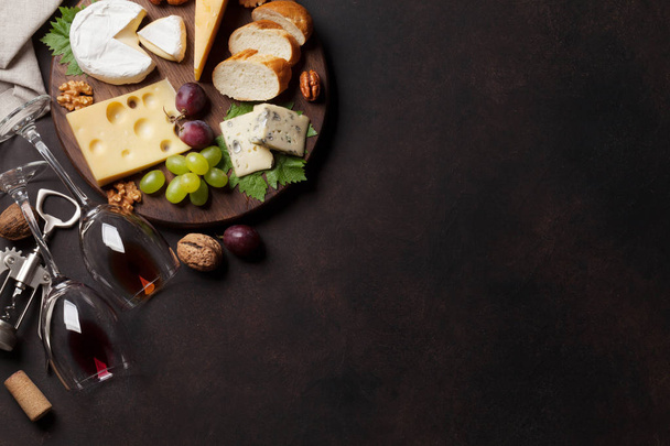 Bor, szőlő, dió, kenyeret és sajtot. A szöveg szóközzel felülnézet - Fotó, kép