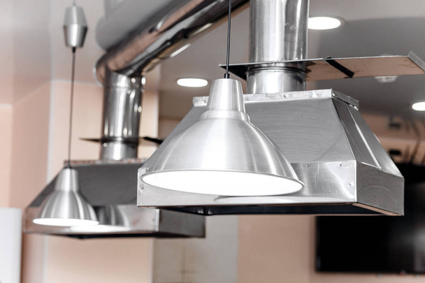 レストラン調理室でエレガントなステンレス スチール製のキッチン換気扇 - 写真・画像