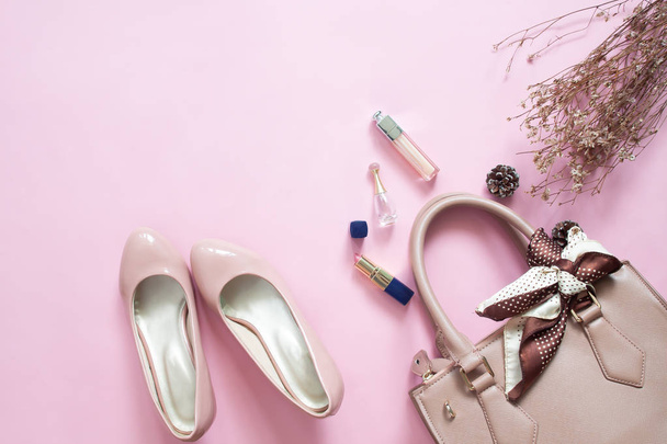 Moda Design Mulher Acessórios Set. Maquiagem cosmética. Bolsa de mão elegante e sapatos no fundo cor-de-rosa, vista superior
 - Foto, Imagem