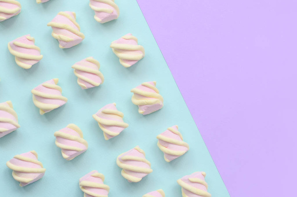 Marshmallow colorato disposto su sfondo di carta viola e blu. pastello creativo modello strutturato. minimale
. - Foto, immagini