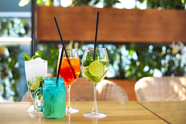 Cocktail glazen op de houten tafel buiten - Foto, afbeelding