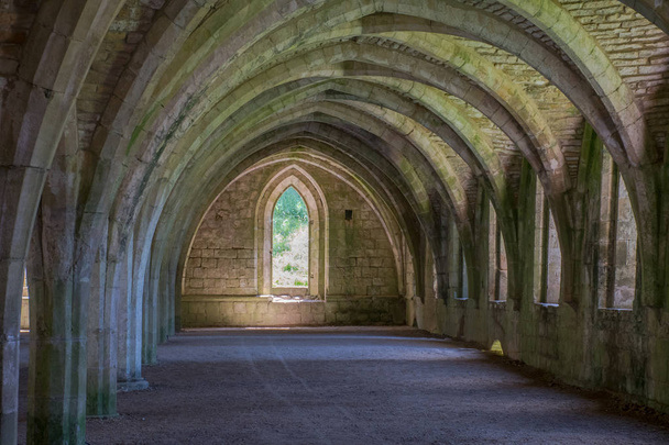 Стародавній коридор в монастирі з арками
 - Фото, зображення