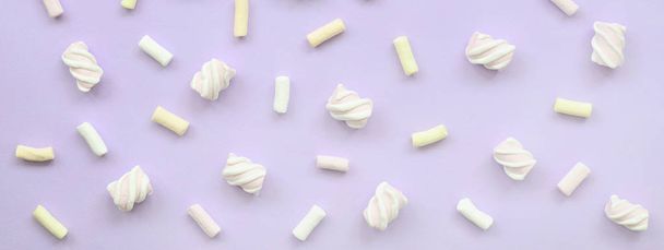 Marshmallow colorido colocado no fundo de papel violeta. textura criativa pastel. mínimo
. - Foto, Imagem
