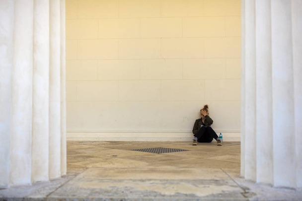 VIENA, ÁUSTRIA - MAIO, 22: Menina bonita lendo um livro ao lado das colunas do Templo de Teseu em 22 de maio de 2018
 - Foto, Imagem