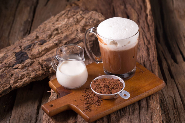 Молочный напиток и шоколадная плитка на деревянном фоне
 - Фото, изображение