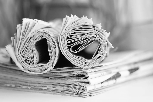 Stapel von gerollten und gefalteten Zeitungen, Seitenansicht   - Foto, Bild