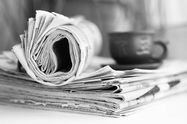 Εφημερίδες και φλιτζάνι τσάι, πλαϊνή όψη   - Φωτογραφία, εικόνα