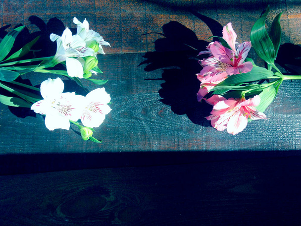 Alstremeria bukiet kwiatów na podłoże drewniane. Z bliska - Zdjęcie, obraz
