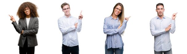 ビジネスの男性と女性の顔に大きな笑みを浮かべてカメラを見ている側の手と指で指すのチーム. - 写真・画像