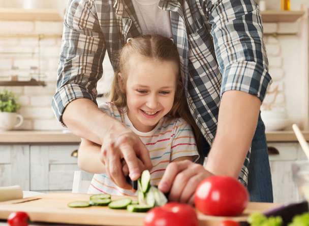 Baba öğretim kız bir salatalık kesmek için - Fotoğraf, Görsel