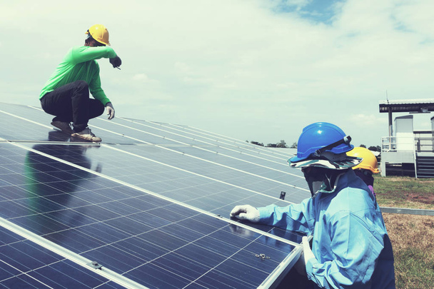yedek güneş paneli güneş enerjisi Santrali; mühendis ve elektrikçi ekibi swapping tasarım grubunda mühendis ve güneş paneli güneş paneli gerilim dro sonra yüklemek - Fotoğraf, Görsel
