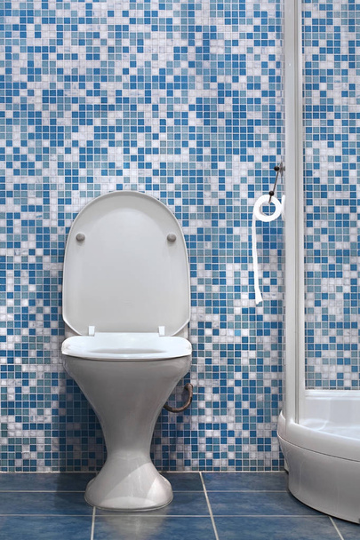 Vista frontal do banheiro na sala de banheiro de mosaico azul
 - Foto, Imagem