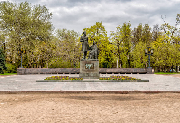 Het graf van Russische dichter Alexander Pushkin en zijn nannyarina Rodionovna in het park van Pskov, Rusland  - Foto, afbeelding