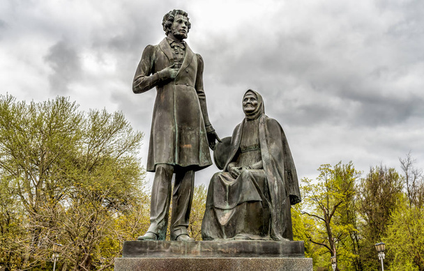El monumento al poeta ruso Alexander Pushkin y su niñaArina Rodionovna en el parque de Pskov, Rusia
  - Foto, Imagen