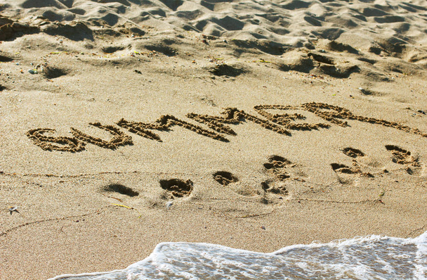 Verão praia escrevendo conceito de férias. Férias. Mar. Oceano. Ondas. Texto
 - Foto, Imagem