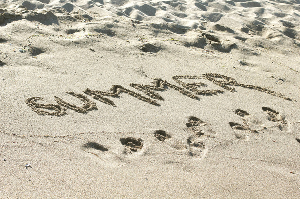 Літо. Піщаний пляж. Текст на піску. Морський берег. океані
 - Фото, зображення