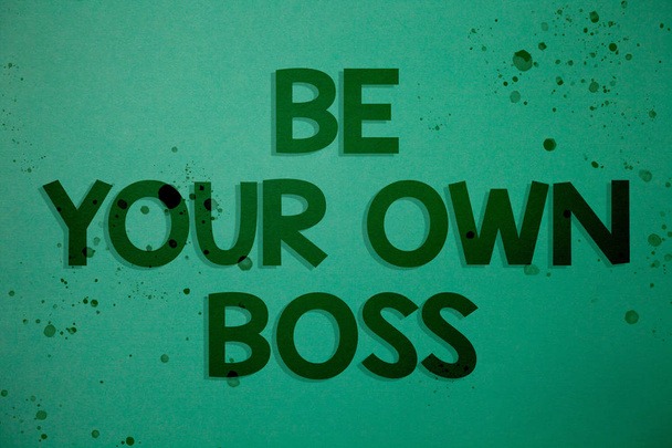 Escrevendo uma nota mostrando Be Your Own Boss. Foto de negócios showcasing Iniciar empresa Trabalho freelancer Empresário Start-up Invest Ideias mensagens verde fundo inspiração memórias pensamentos encantadores
 - Foto, Imagem