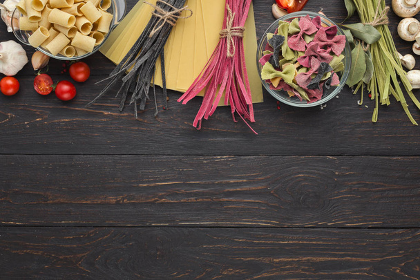 Trockene gemischte Pasta auf Holzgrund, Draufsicht - Foto, Bild