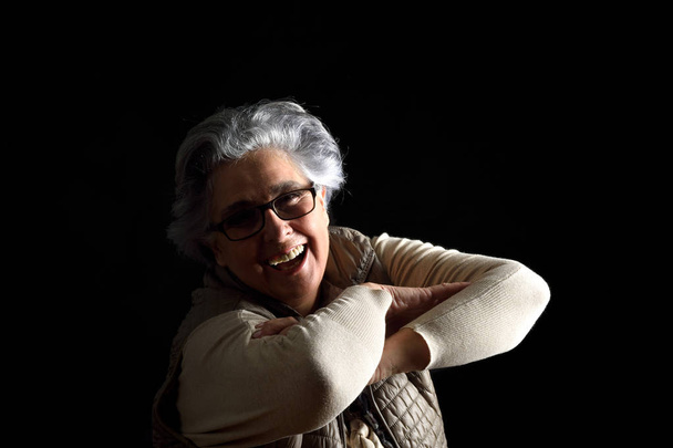 Портрет пожилой женщины с скрещенными руками
 - Фото, изображение