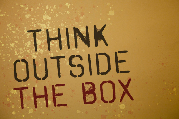 Текст для написания слов "Думай вне коробки". Бизнес-концепция для мышления о новом и творческом решении приводит к успеху Идеи сообщения коричневый фон брызги гранж намерения размышления
 - Фото, изображение