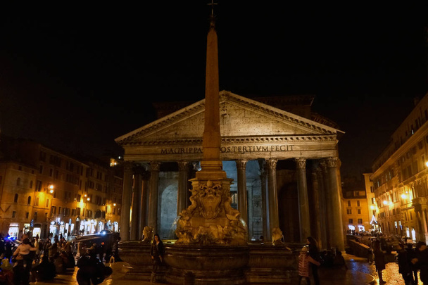 Рим (Италия). Площадь Ротонды и Пантеона Агриппы в Риме
 - Фото, изображение