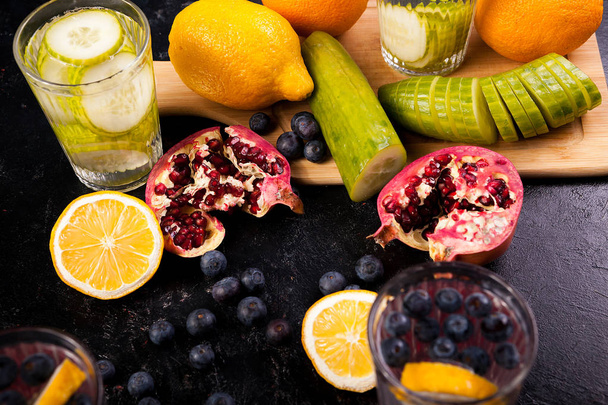 Água de vitamina caseira de diferentes frutas e legumes
 - Foto, Imagem