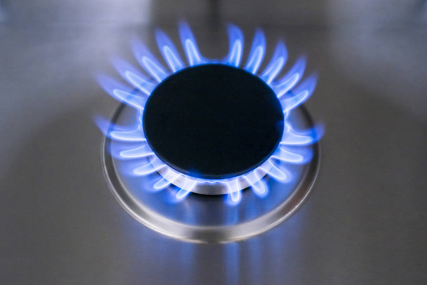 Yanan gaz ocağı, gaz ocağı, mutfakta hob. Karanlıkta mavi gaz sobası - Fotoğraf, Görsel