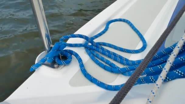 Aparejo de cuerda de yate durante el viaje o crucero
 - Imágenes, Vídeo