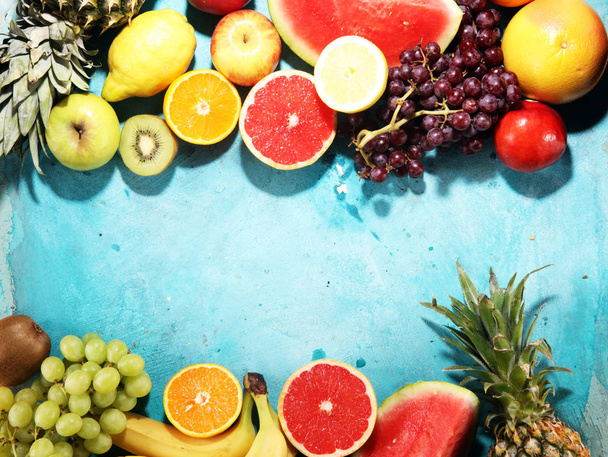 Fondo de frutas orgánicas frescas. Concepto de alimentación saludable. Puesta plana
. - Foto, Imagen