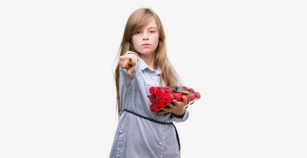 Молодой блондинка с динамитовой бомбой, указывая пальцем на камеру и на вас, знак руки, позитивный и уверенный жест спереди
 - Фото, изображение