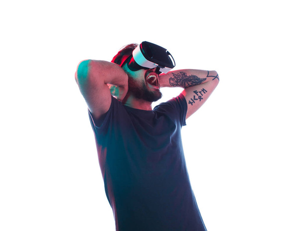 Man in VR goggles screaming - Foto, afbeelding