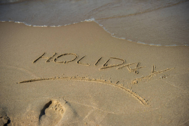 "Μήνυμα διακοπών» στην άμμο παραλία - διακοπές και ταξίδια έννοια - Φωτογραφία, εικόνα