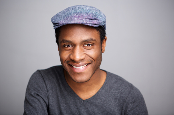 Primer plano retrato de hombre afroamericano sonriente con gorra
 - Foto, imagen