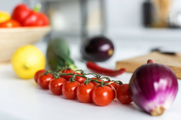 台所のテーブルに新鮮な健康野菜のクローズ アップ ビュー - 写真・画像